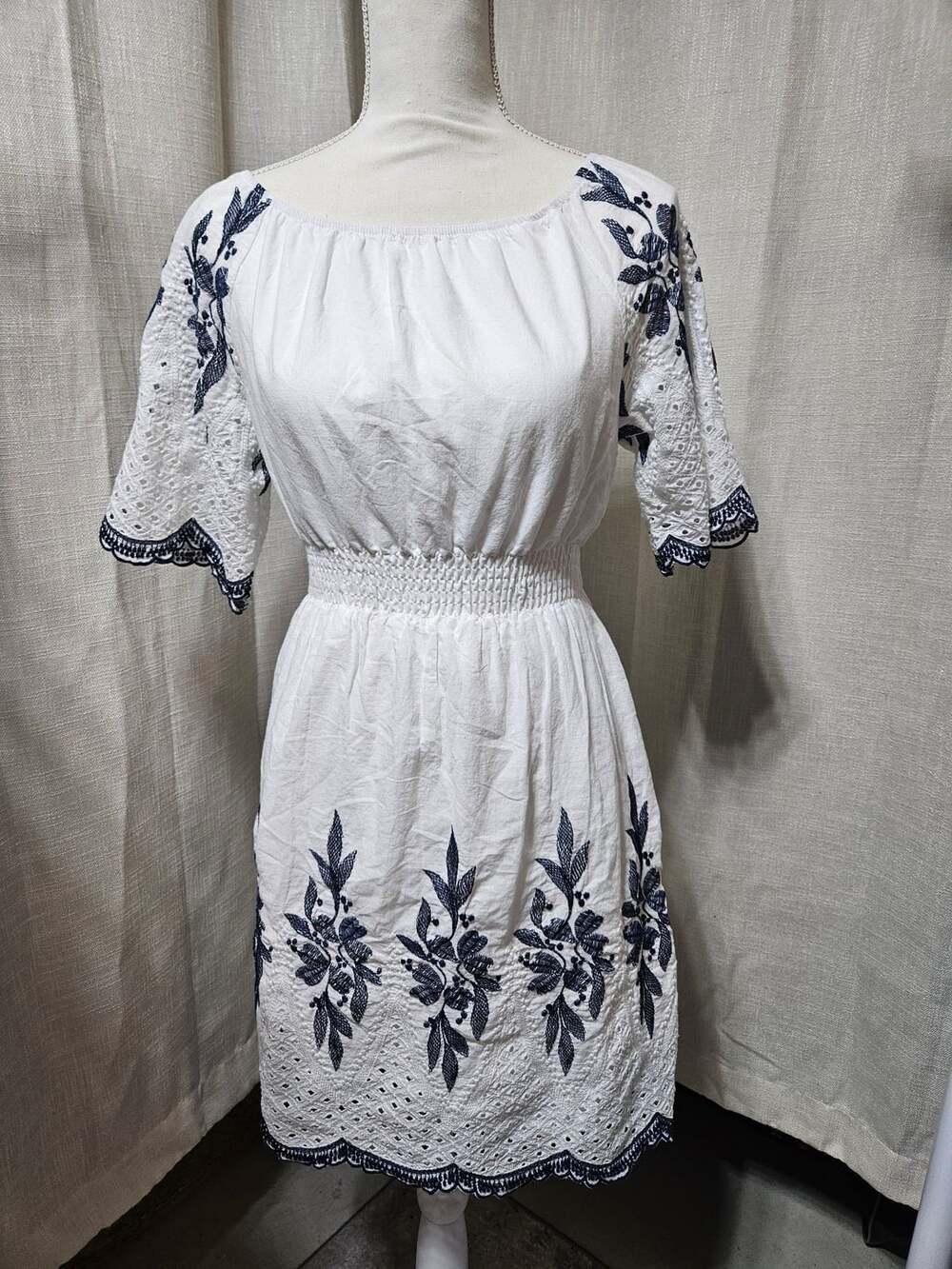 Kindred White Embroidered Boho Peasant Dress Size S Blue Embroidery Eyelet Scall